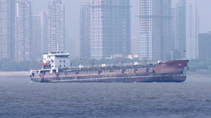 武汉长江大桥下过桥的货船 中景近景组镜
