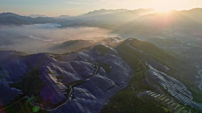 云雾缭绕的群山光伏太阳能电池板