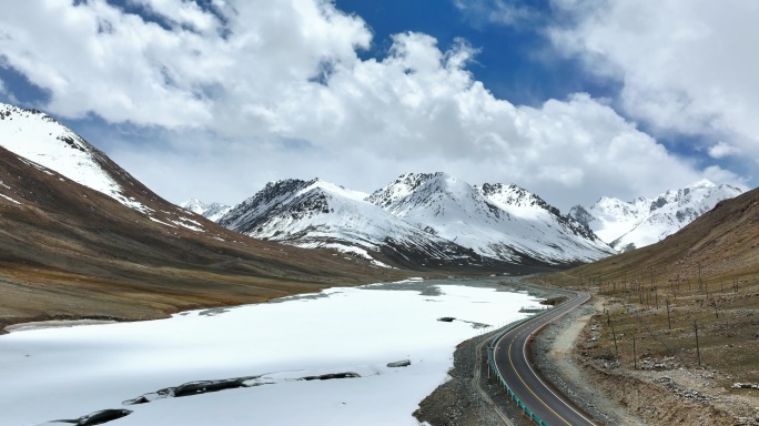 雪山下的公路