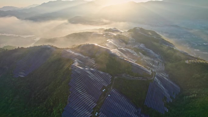 光伏基地 霞光云雾 山顶太阳能板