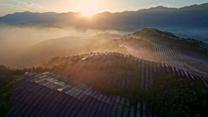 云雾缭绕的群山光伏太阳能电池板