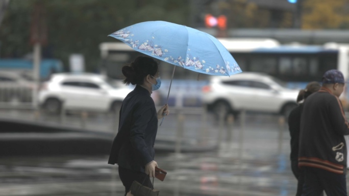 街拍雨天下雨行人打伞商场