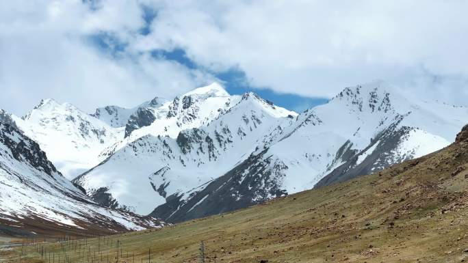 航拍帕米尔高原的雪山