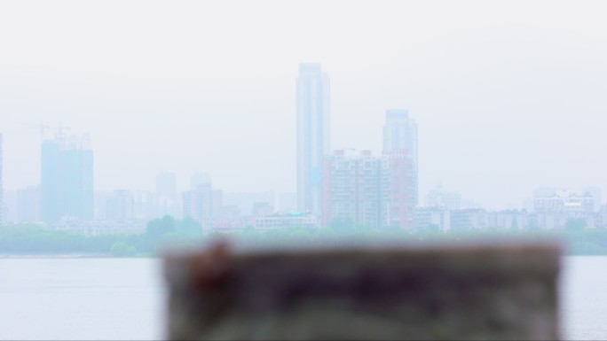 武汉江岸大楼江面风景石栏蜗牛的写意镜头