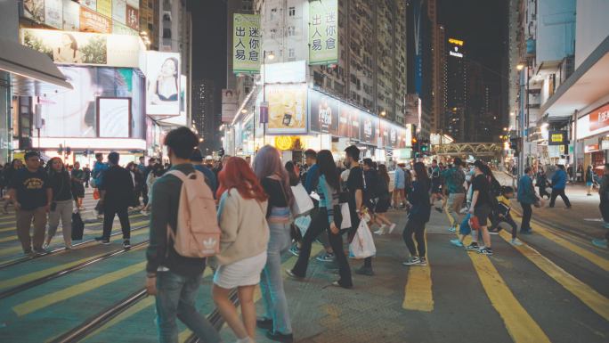 香港铜锣湾夜景繁忙人流涌动