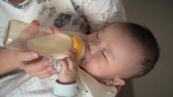 婴儿喝奶迷迷糊糊拍嗝视频