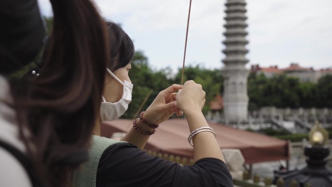 L佛庙烧香 净手