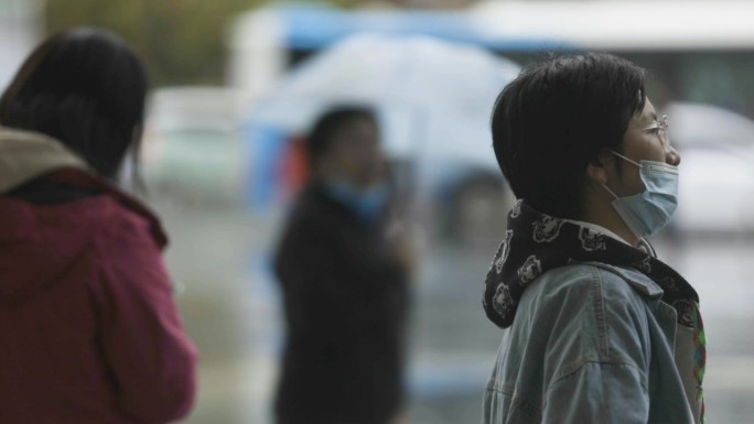 阴天雨天悲伤难过情绪氛围中年女性