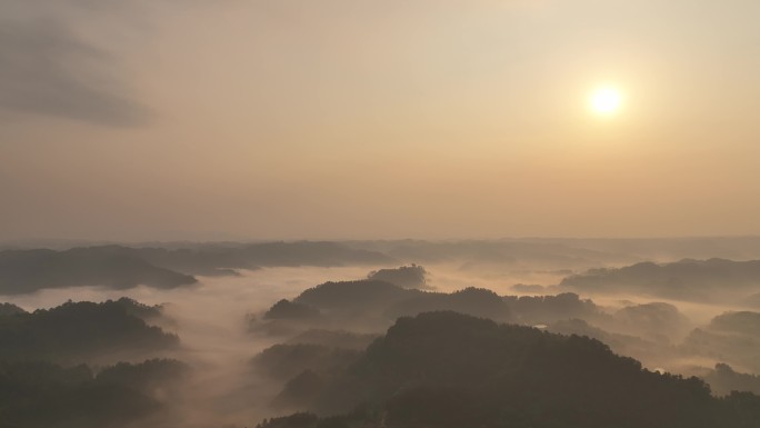 大山里的日出云海