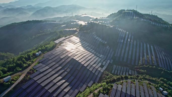 云雾缭绕的群山光伏太阳能电池板