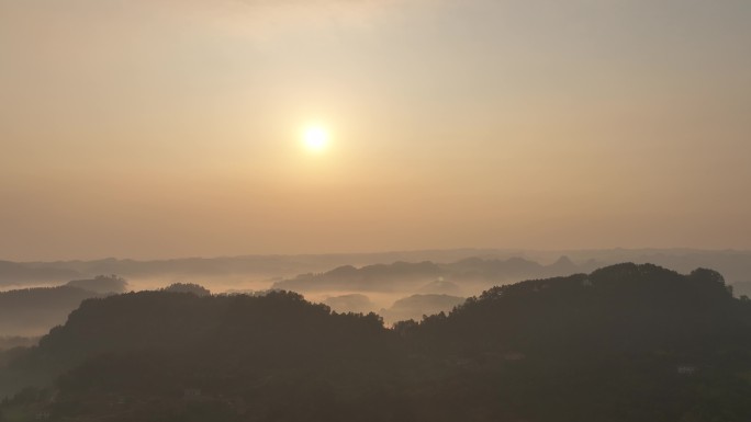 大山里的日出云海