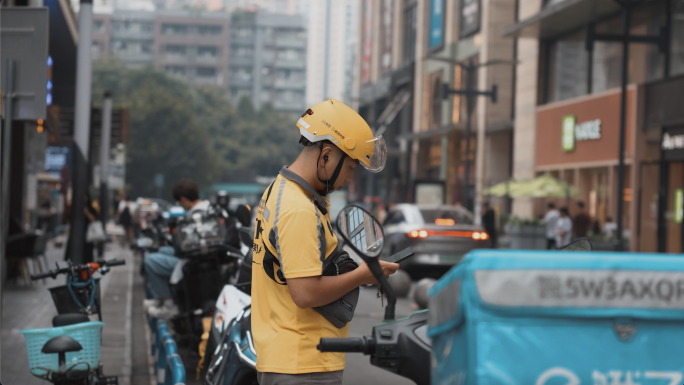 外卖小哥城市奋斗奔波劳碌