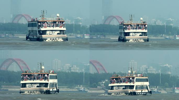 武汉江面上的渡轮红色晴川桥城市大楼背景