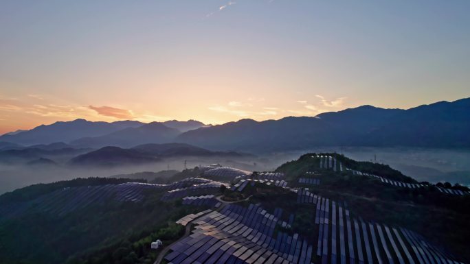 云雾缭绕的群山光伏太阳能电池板