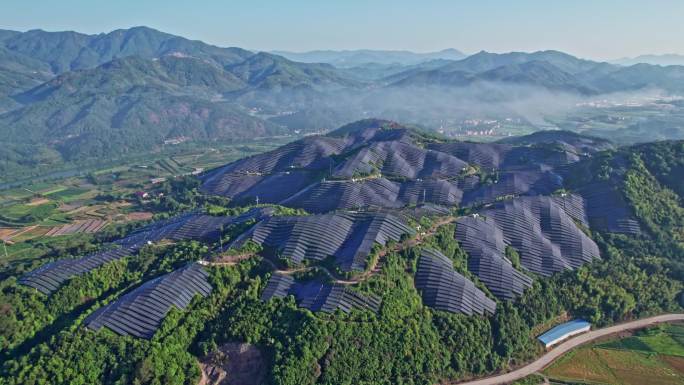 光伏基地 绝美霞光 山顶太阳能板