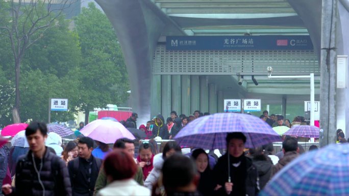 雨天武汉光谷广场地铁站乘客人流雨景