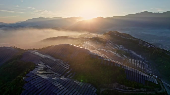 云雾缭绕的群山光伏太阳能电池板