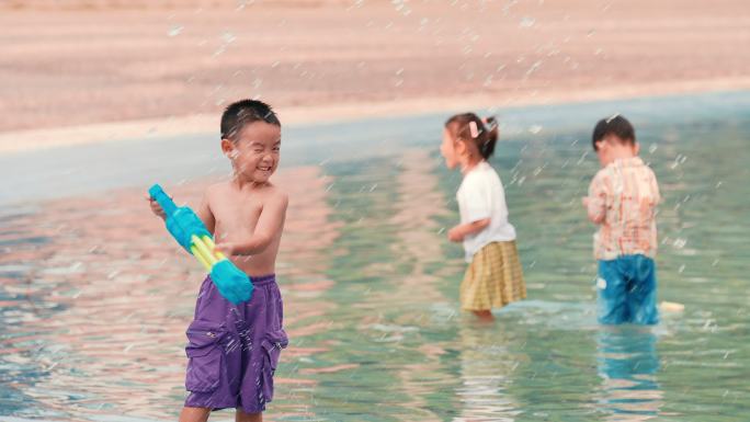 夏天小孩玩水踩水枪打闹戏水耍水