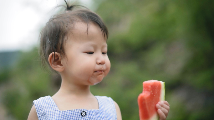 夏天小孩吃西瓜