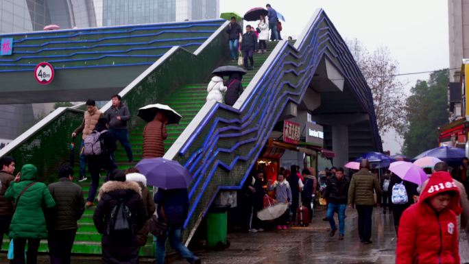 武汉光谷广场过街天桥人流雨景 组镜