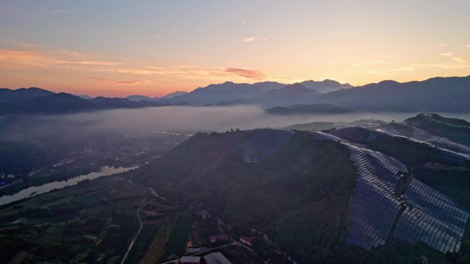 云雾缭绕的群山光伏太阳能电池板