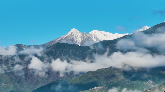 4k航拍云雾缭绕的雪山