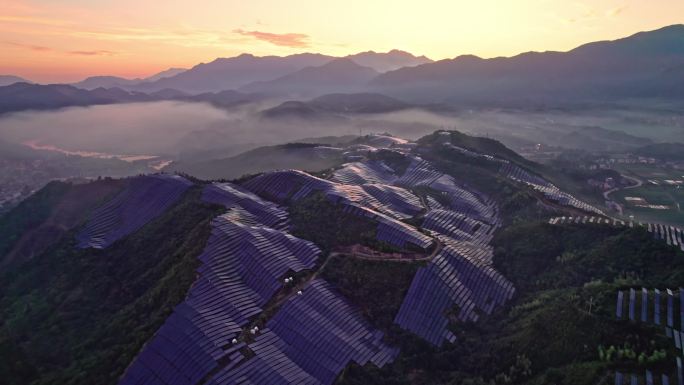 云雾缭绕的群山光伏太阳能电池板