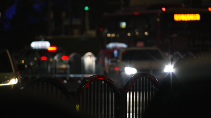 4K城市夜晚车辆车流通过都市夜晚交通道路