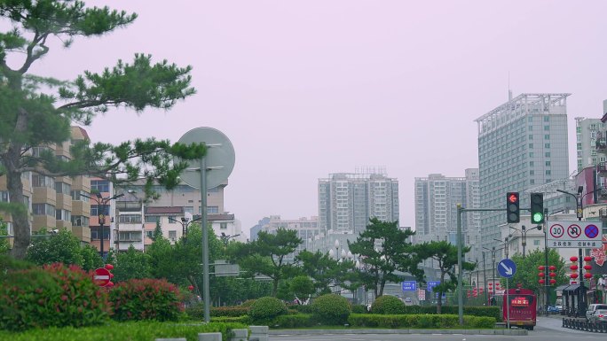 车窗上的雨滴下雨天车外街景