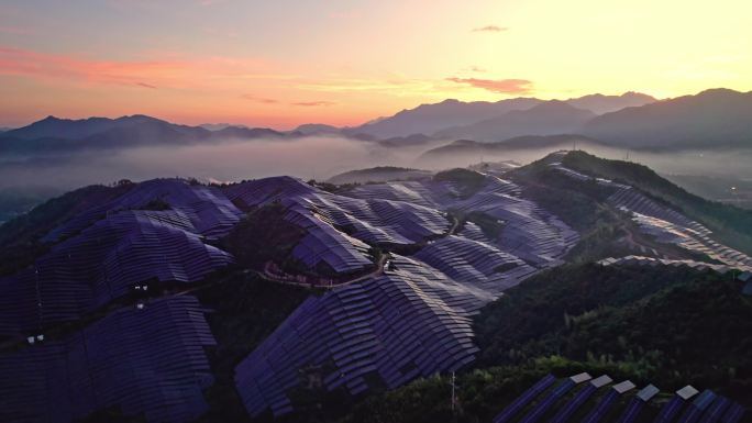 云雾缭绕的群山光伏太阳能电池板