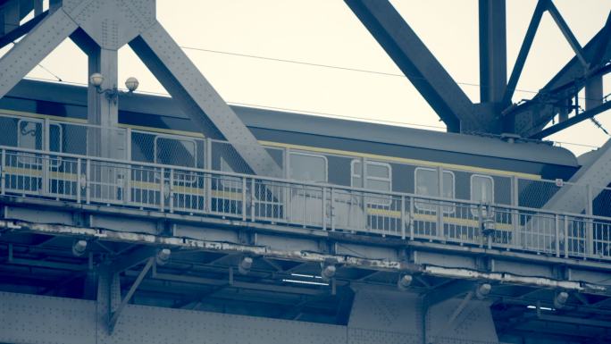 武汉长江大桥桥廊铁道火车列车开过 组镜