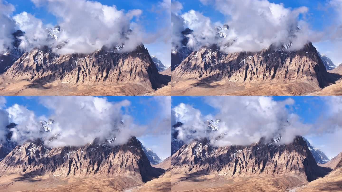 云雾中的喀喇昆仑山
