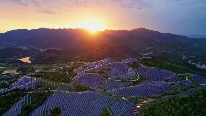 霞光中的群山光伏太阳能电池板