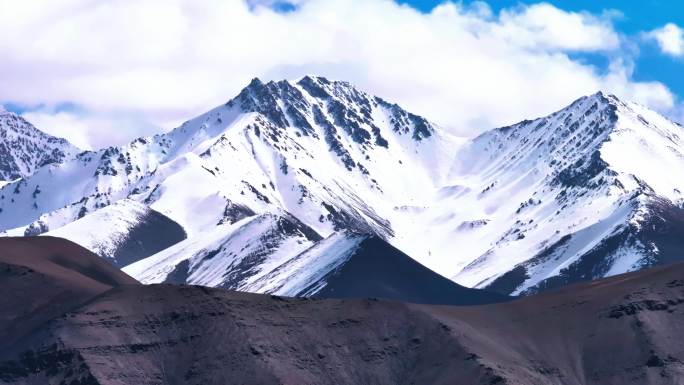 帕米尔高原的雪山美景