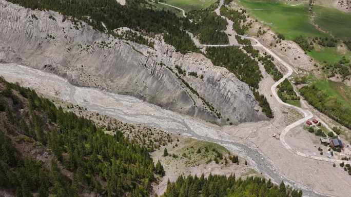 苍翠的高山峡谷