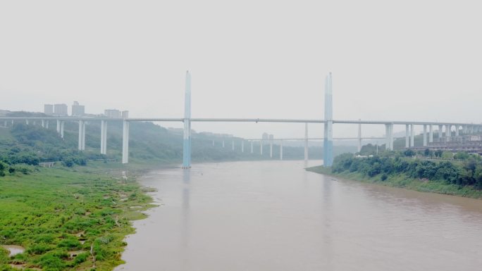 起雾的大桥
