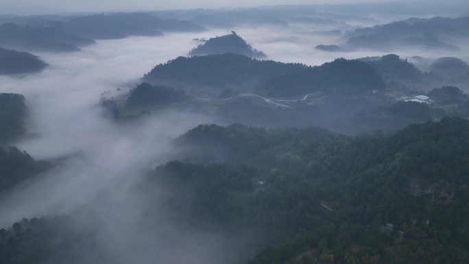 大山里的日出云海