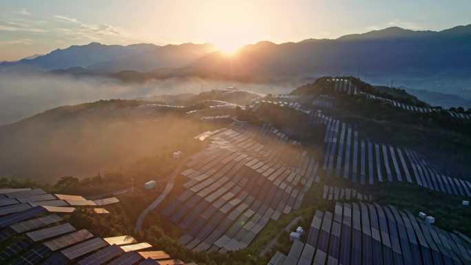 云雾缭绕的群山光伏太阳能电池板