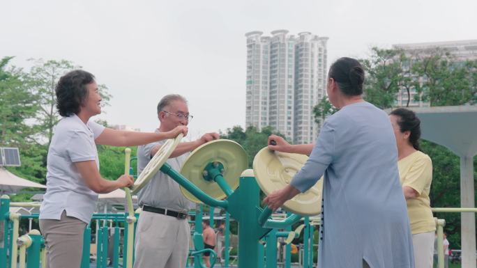 一群老人锻炼身体