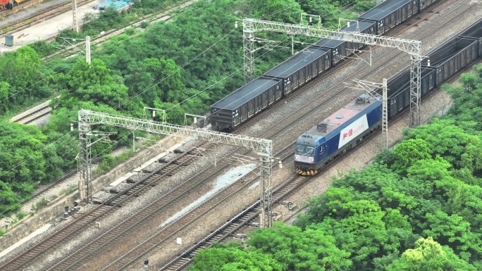 航拍城市铁轨轨道行驶的绿皮火车