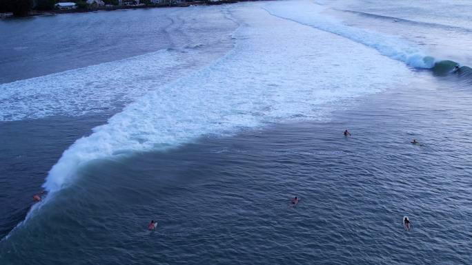 【4K可商用】翻滚与白色泡沫浪花的冲浪人