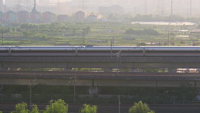 城市乡村铁路上行驶的高铁动车