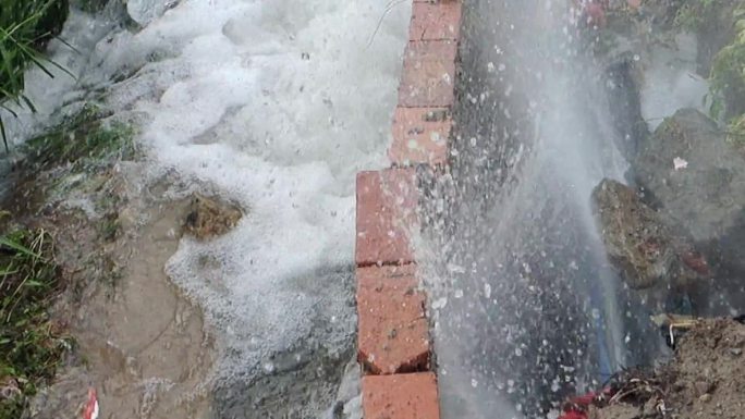 内涝洪流浊水泛滥流走暴风雨水灾农田成灾