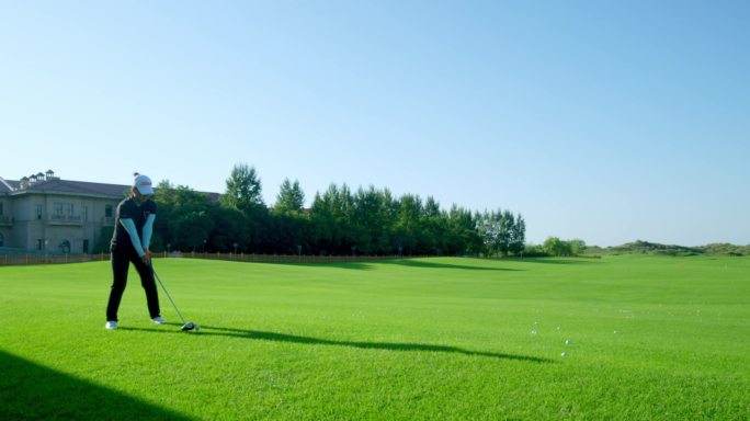 打高尔夫球