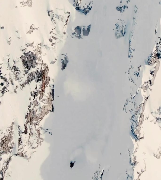 无人机拍摄在山顶滑雪速降