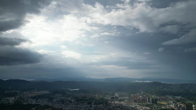 极端天气雷阵雨  风云变幻暴雨前预兆