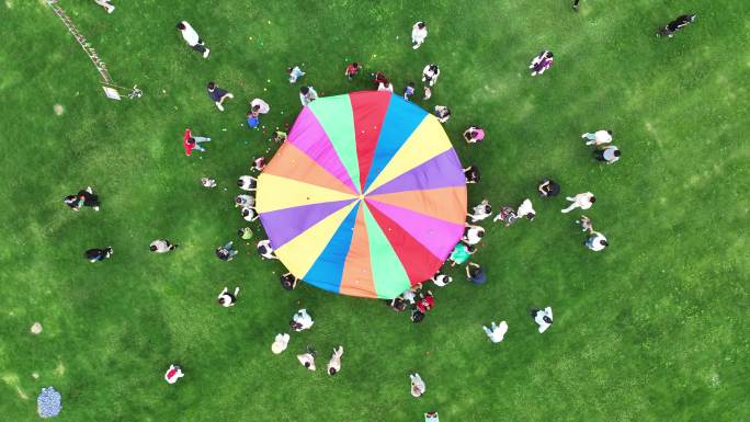 绿色草坪上大型户外团建亲子活动彩虹伞活动