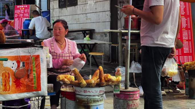 街边商贩卖玉米卖土豆
