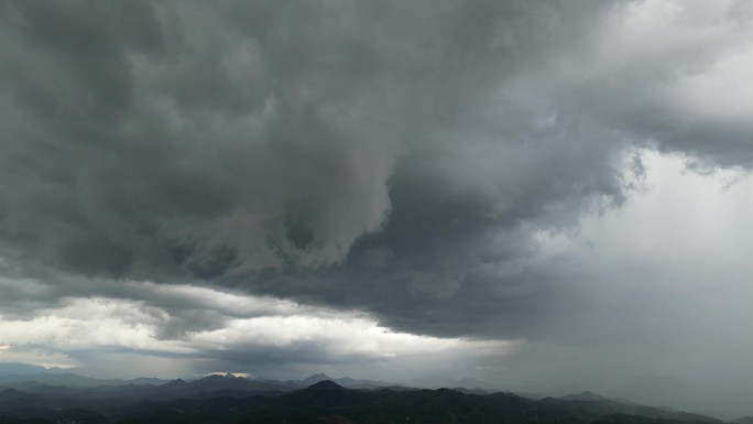 极端天气雷阵雨  风云变幻暴雨前预兆