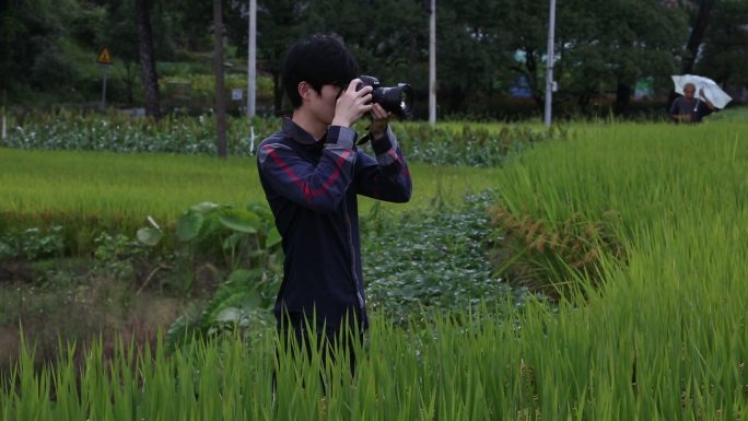 年轻人大学生农村田野采风拍照实拍原素材